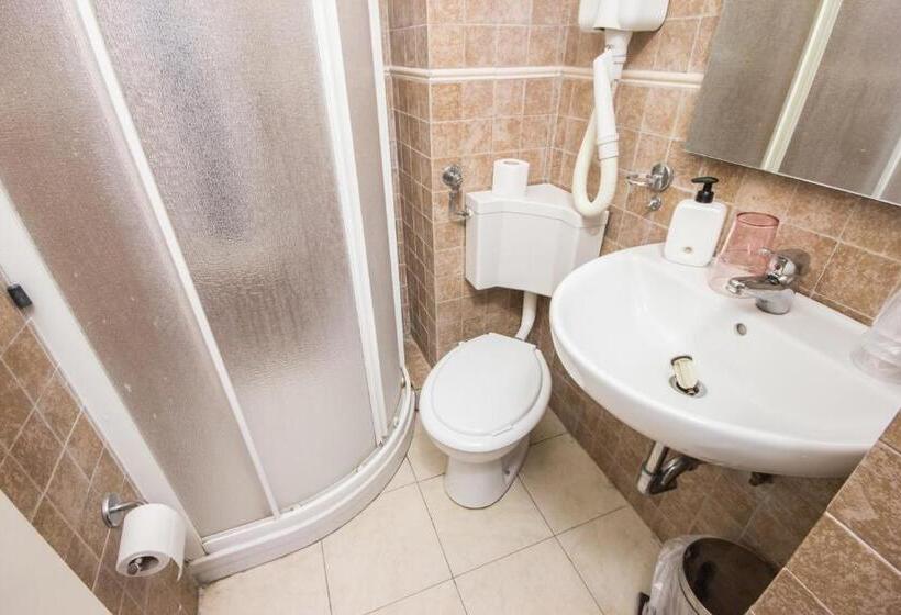 غرفة قياسية ثلاثية, Affittacamere The Tramp