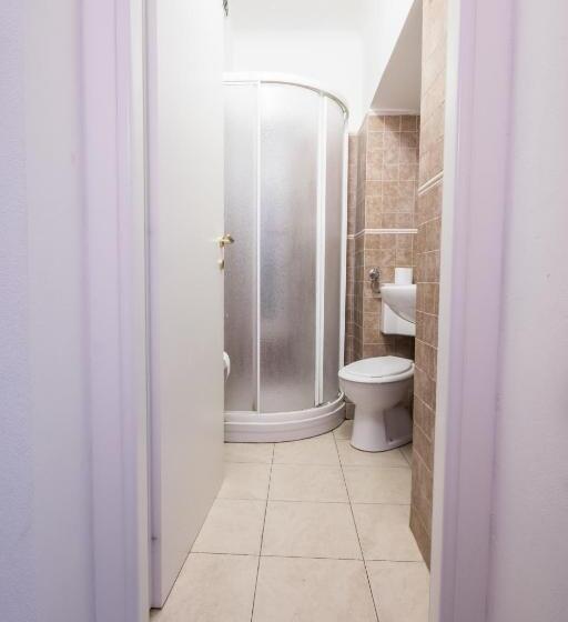 غرفة قياسية ثلاثية, Affittacamere The Tramp