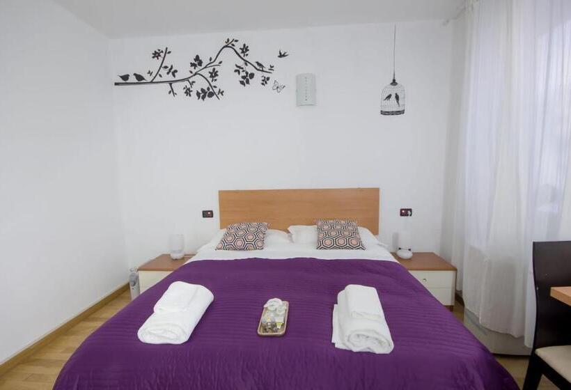 غرفة قياسية ثلاثية, Affittacamere The Tramp