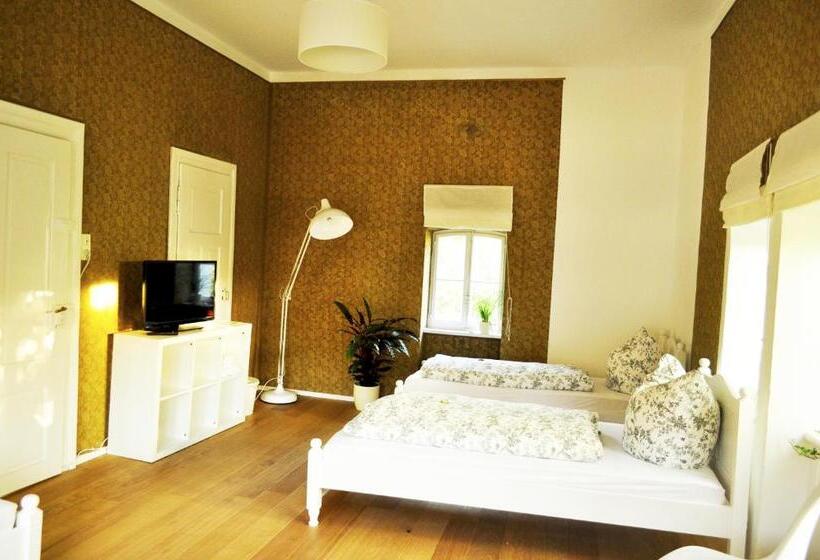 标准四人间共用浴室, Art Hotel & Hostel