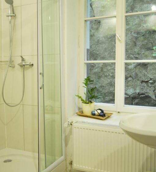 标准三人间共用浴室, Art Hotel & Hostel