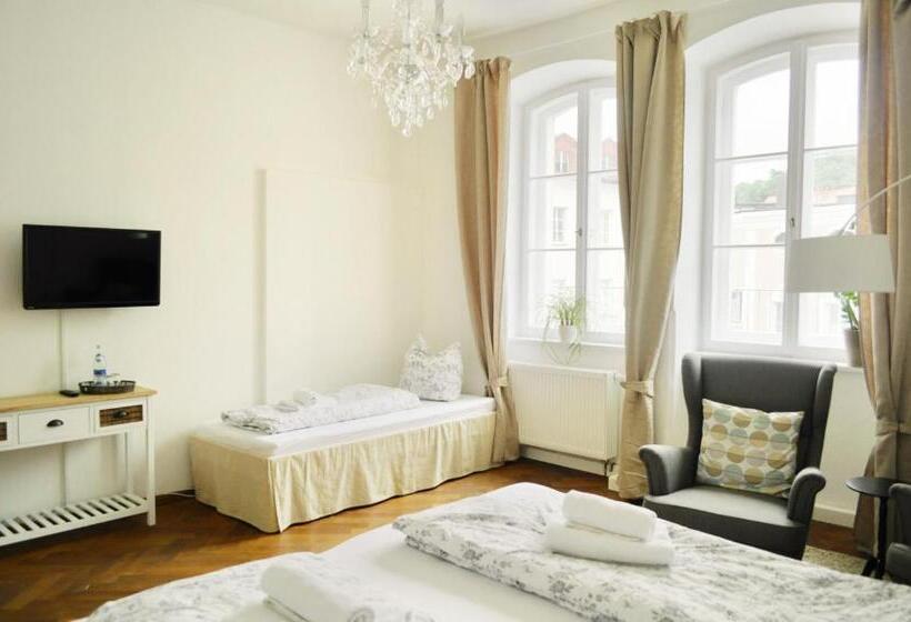 标准三人间共用浴室, Art Hotel & Hostel