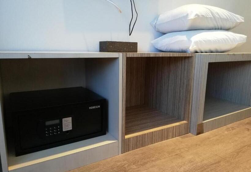 חדר משפחתי, Ease