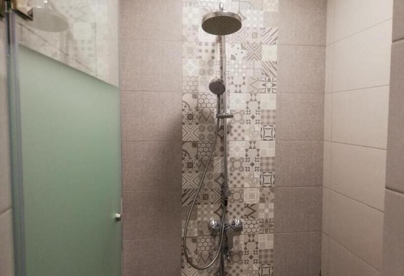 חדר משפחתי דלוקס, Ease