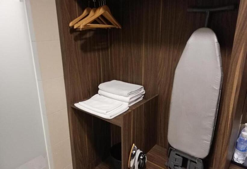 חדר משפחתי דלוקס, Ease