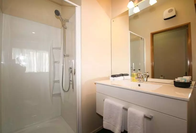 استودیوی استاندارد, Allan Court Motel