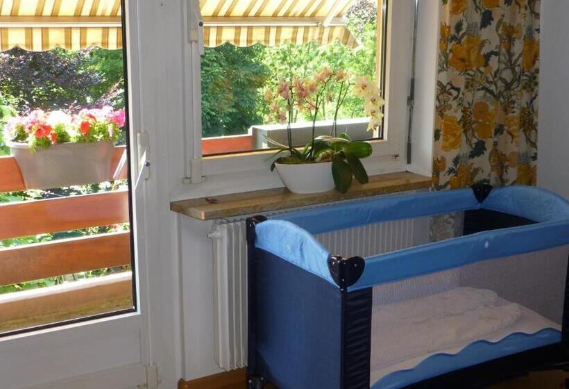 غرفة قياسية مزوَّدة بشُرفة, B&b Pappelweg  2