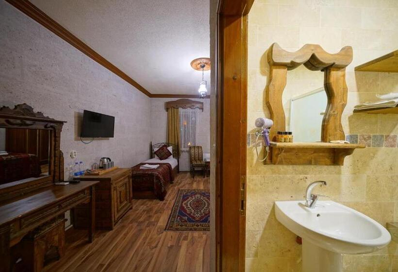 غرفة قياسية ثلاثية, Arch Palace