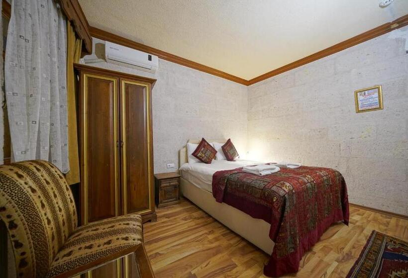 غرفة قياسية ثلاثية, Arch Palace