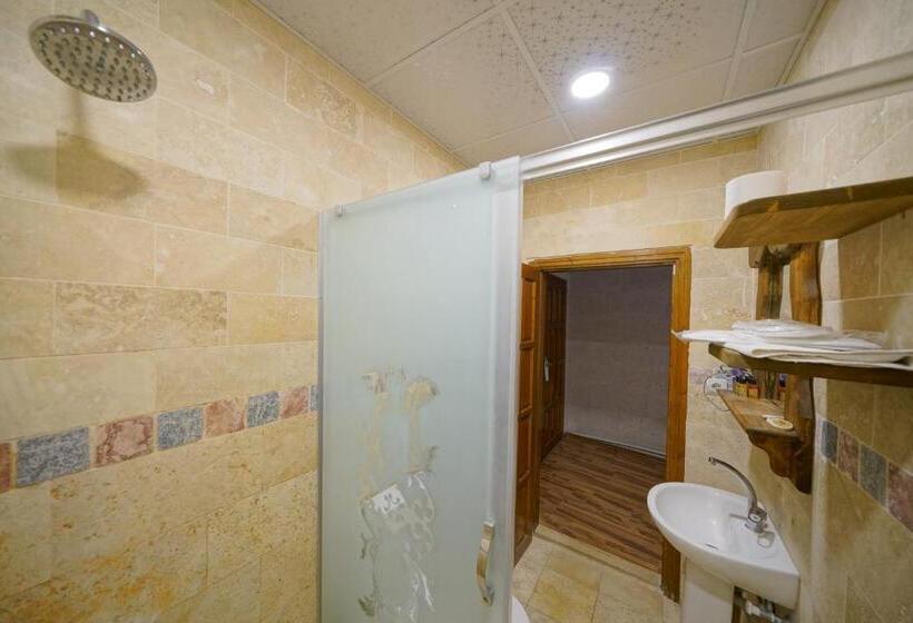 غرفة قياسية ثلاثية, Arch Palace