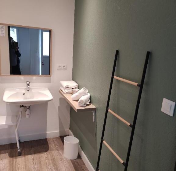 غرفة قياسية, Contact Hôtel De Matignon Restaurant Le Emlo