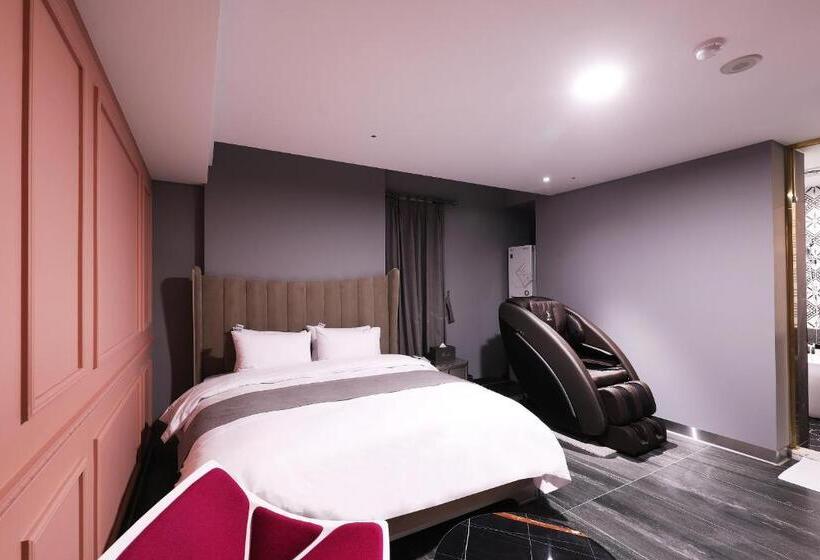 高级大房间, El Tower