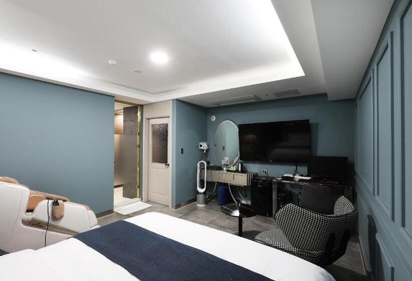 高级大房间, El Tower