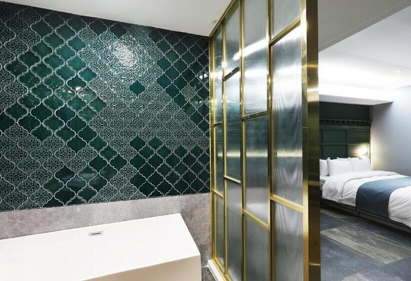 带城市景观的套间, El Tower