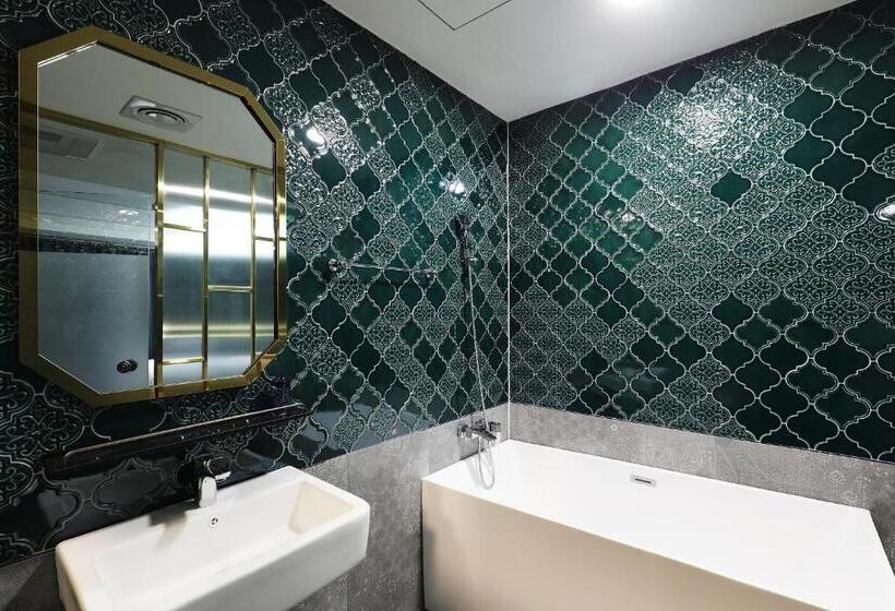 带城市景观的套间, El Tower