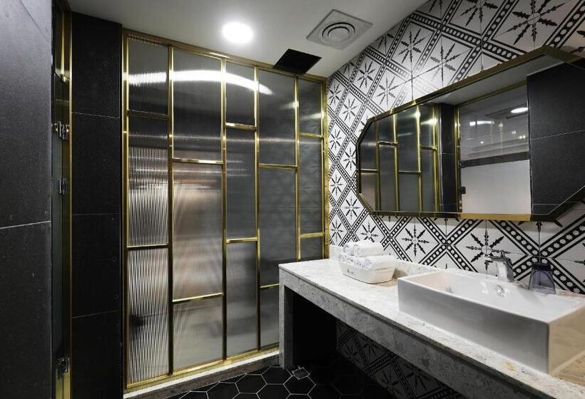 标准三人间, El Tower