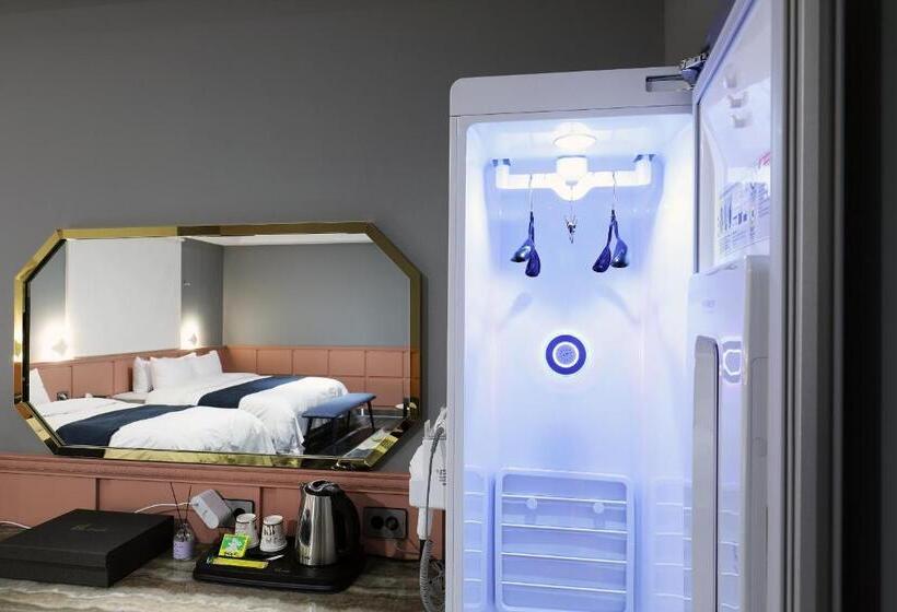 标准三人间, El Tower