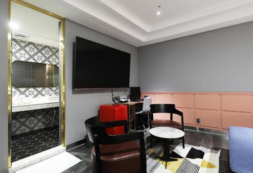 标准三人间, El Tower