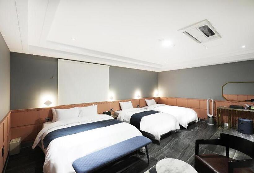 标准三人间, El Tower