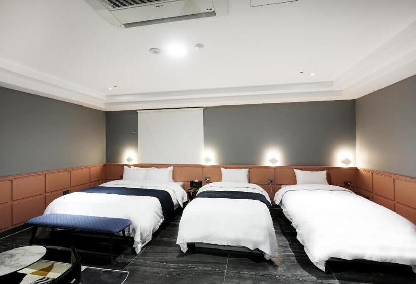 标准三人间, El Tower