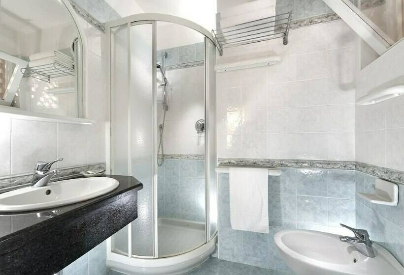 اتاق استاندارد سه نفره, Lina