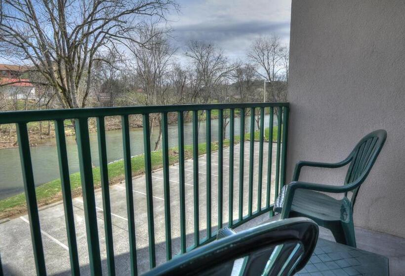 جناح سرير كينج, Pigeon River Inn