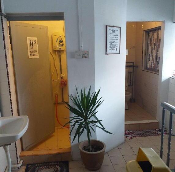 Standard 3 Bett Zimmer Geteiltes Bad, Discovery Malacca Hostel
