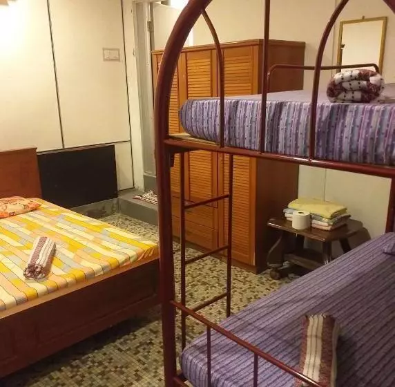 Camera Familiare, Discovery Malacca Hostel