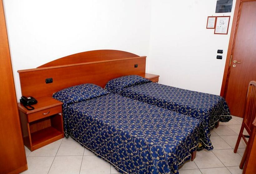 标准单人间, Castelmonardo