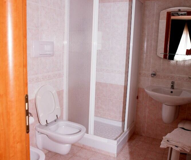 标准单人间, Castelmonardo