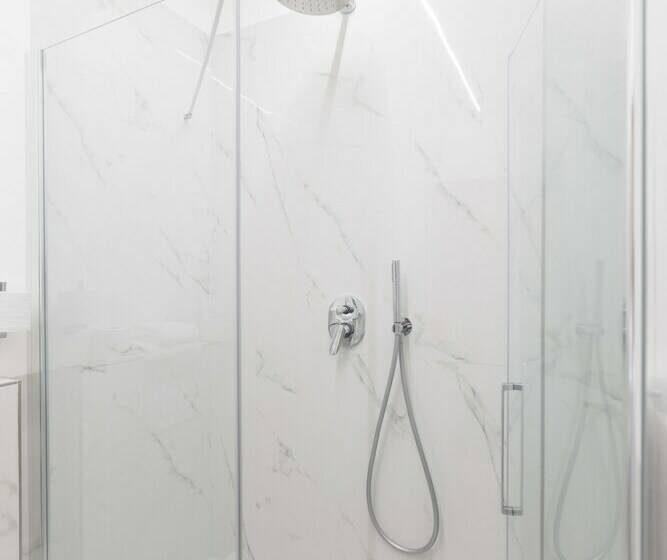 اتاق لوکس, Cuneo