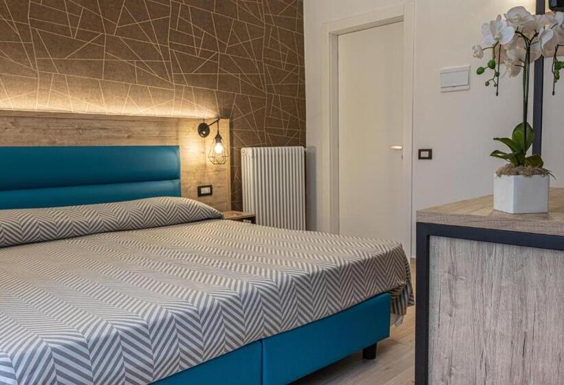 اتاق لوکس, Cuneo