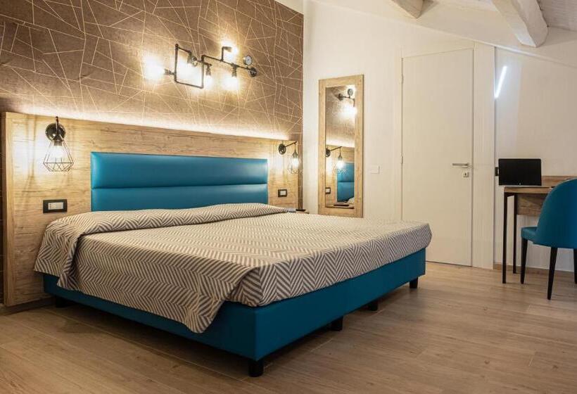 اتاق لوکس, Cuneo