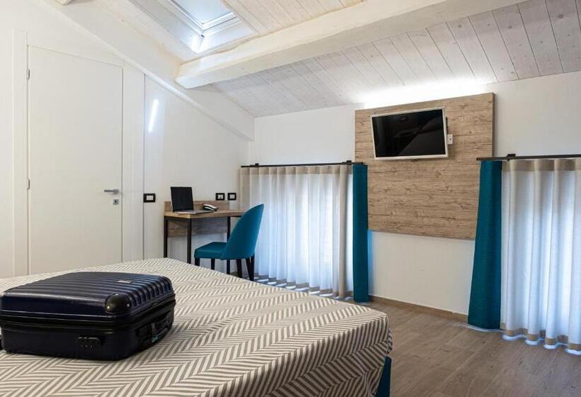 اتاق لوکس, Cuneo