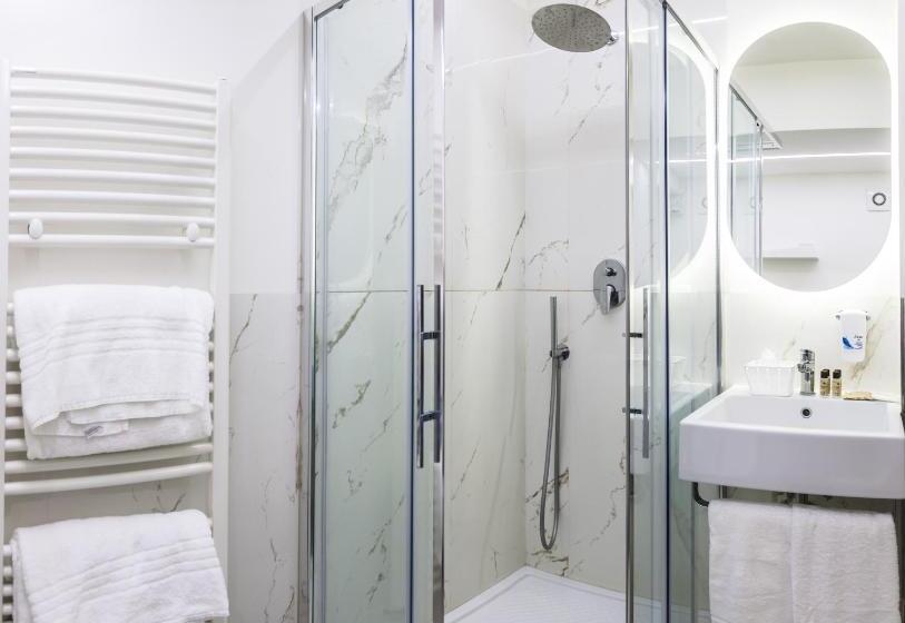 اتاق خانوادگی, Cuneo