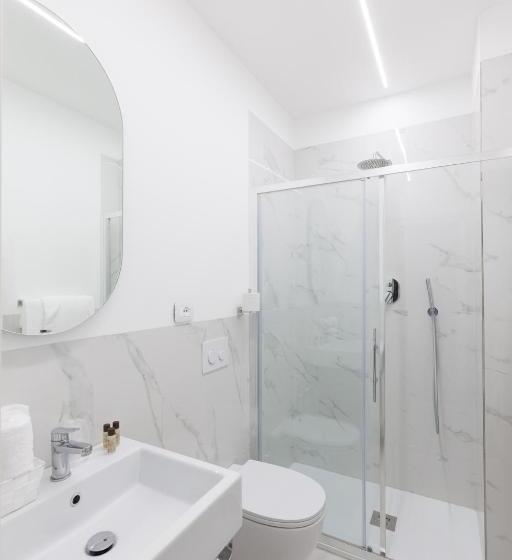 اتاق استاندارد چهار تخته, Cuneo