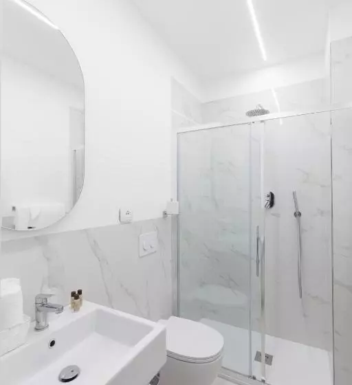 اتاق استاندارد چهار تخته, Cuneo