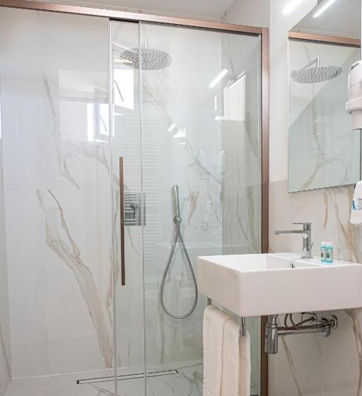 اتاق استاندارد چهار تخته, Cuneo