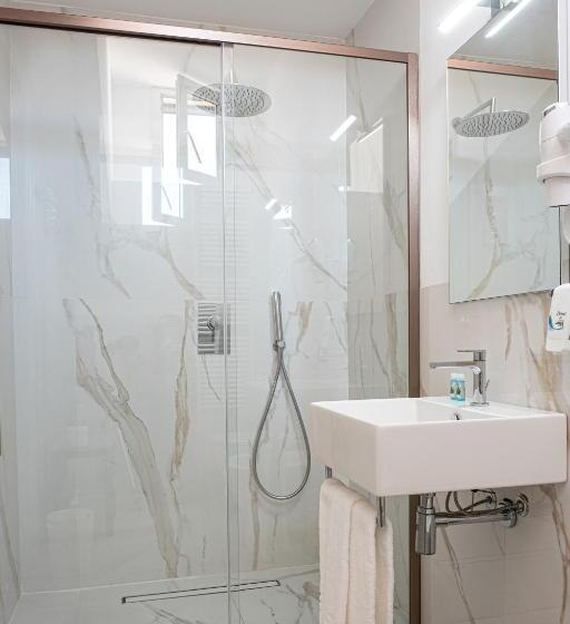 اتاق استاندارد چهار تخته, Cuneo