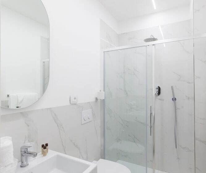 اتاق لوکس, Cuneo