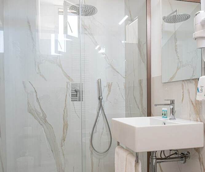 اتاق استاندارد سه نفره, Cuneo