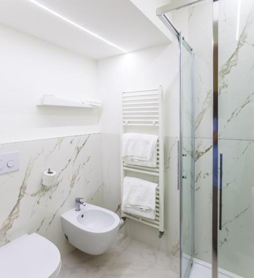 اتاق لوکس, Cuneo