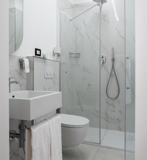 اتاق استاندارد چهار تخته, Cuneo