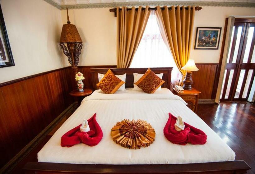 חדר סופריור, Okay Boutique