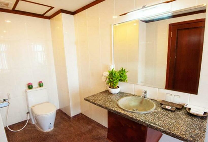 חדר סופריור, Okay Boutique