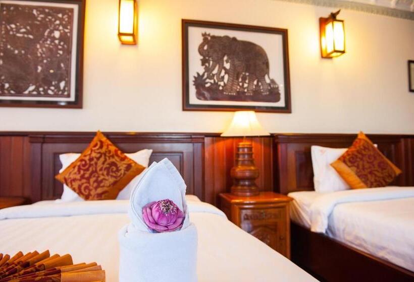 חדר משפחתי, Okay Boutique