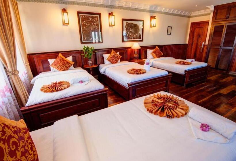 חדר משפחתי, Okay Boutique