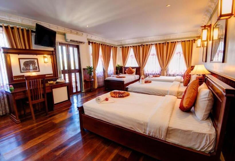 חדר משפחתי, Okay Boutique