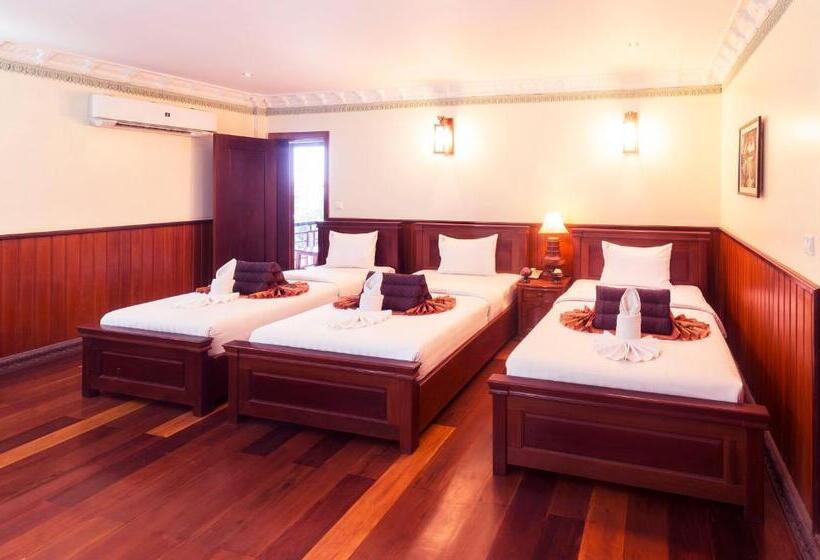 חדר סופריור לשלושה, Okay Boutique