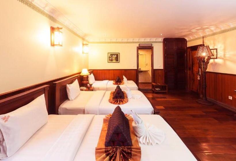 חדר סופריור לשלושה, Okay Boutique